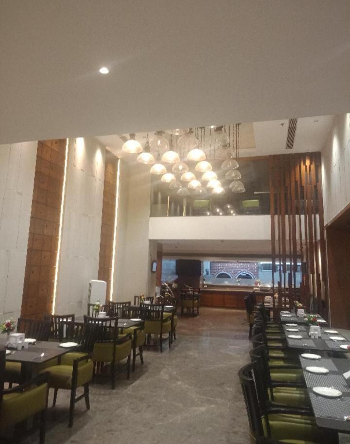 Blossom Rooms Hotel Vashishtha - Free Lunch Or Dinner- Free Breakfast حيدر أباد المظهر الخارجي الصورة